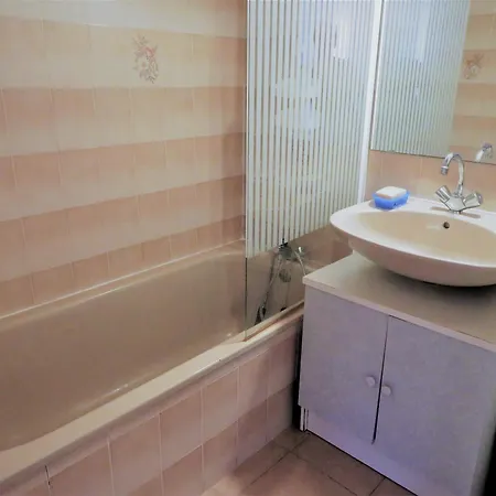 A 50 Metres De La 圣让-德蒙