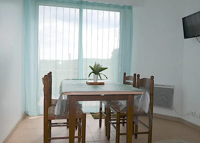 דירה A 50 Metres De La *